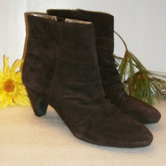 SAMUEL 9M Genuine Brown Suede Slouchy Booties NEW 2 5/8" Heel Zip Up - Picture 4 of 13